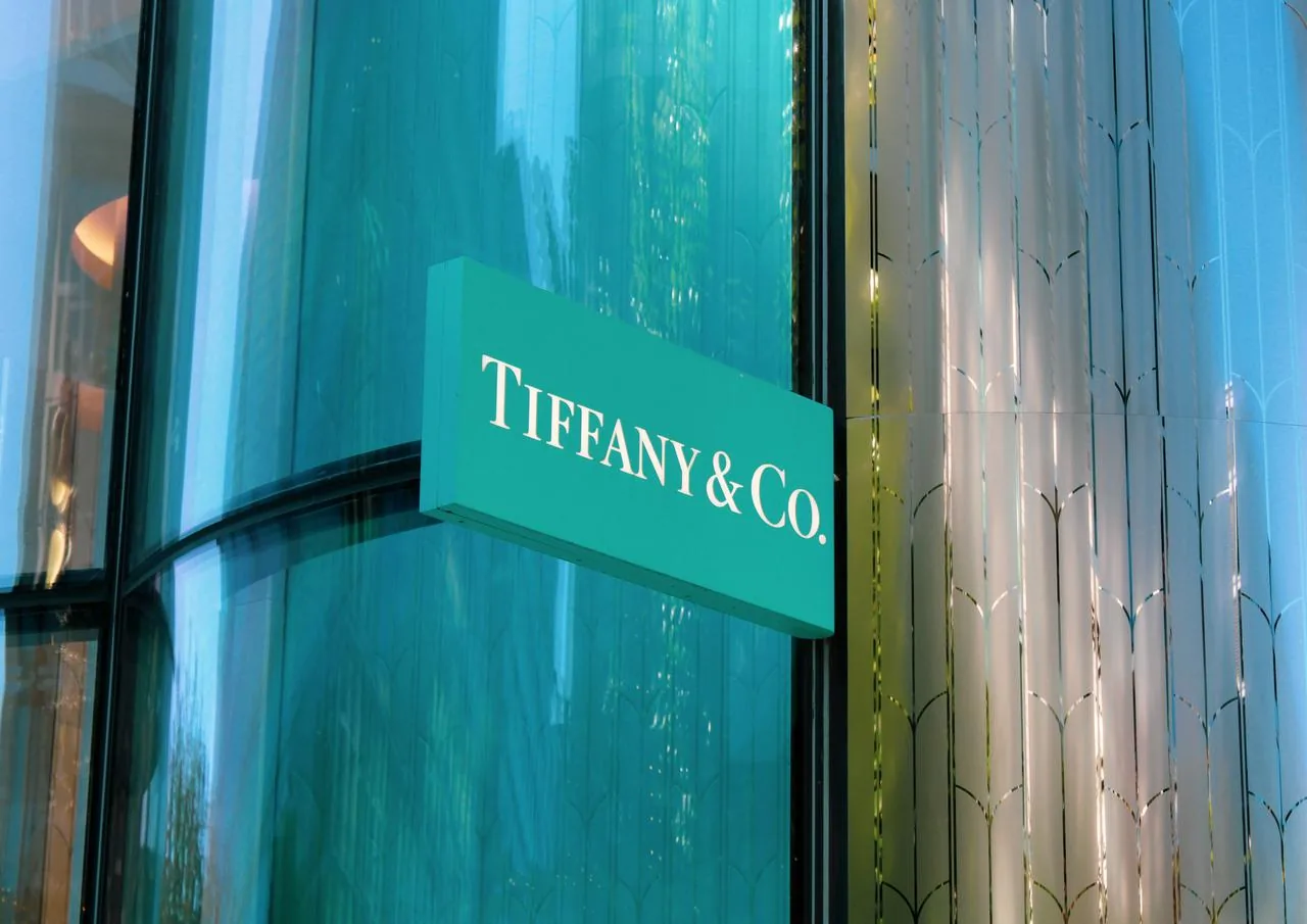 Does Tiffany really mean true love? What Americans think about jewelry and feelings.